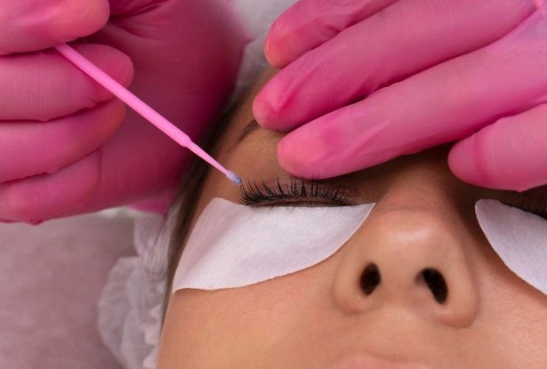 What Are Hybrid Lash Extensions